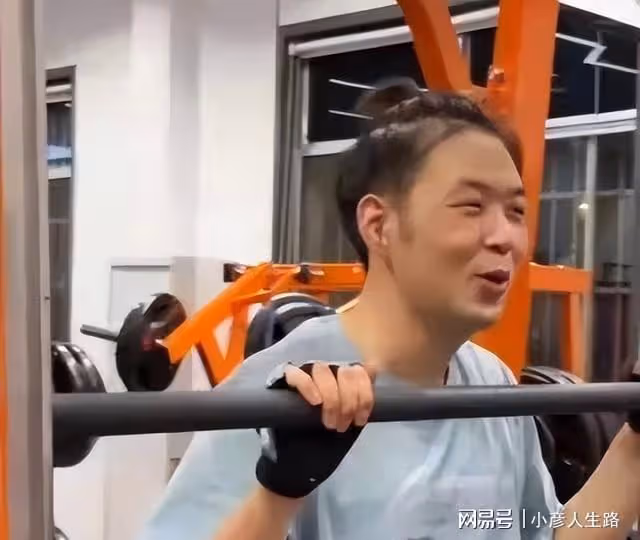 杜海濤素顏露面，瘦到脫相認不出，網友指他老得像身旁親媽同齡人