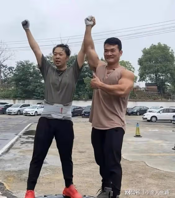 杜海濤素顏露面，瘦到脫相認不出，網友指他老得像身旁親媽同齡人