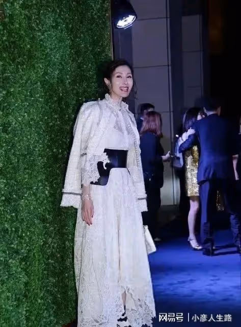 李嘉欣與何超瓊同台,終於見識到了女明星與真豪門的差距有多大了