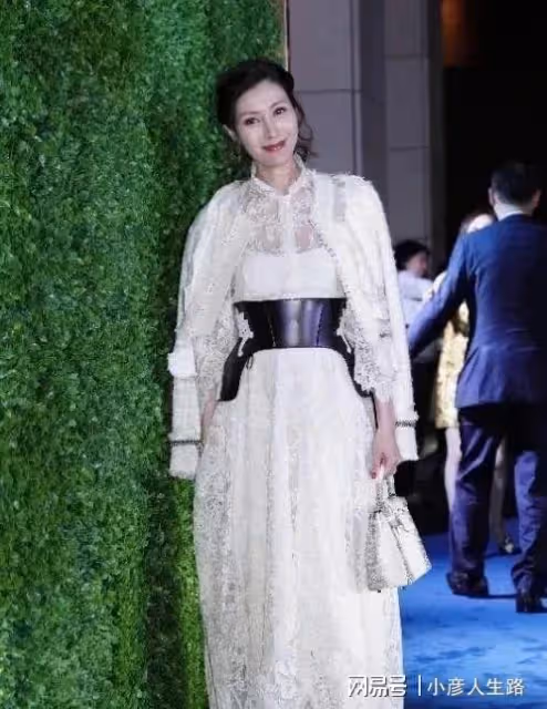 李嘉欣與何超瓊同台,終於見識到了女明星與真豪門的差距有多大了