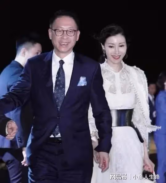 李嘉欣與何超瓊同台,終於見識到了女明星與真豪門的差距有多大了