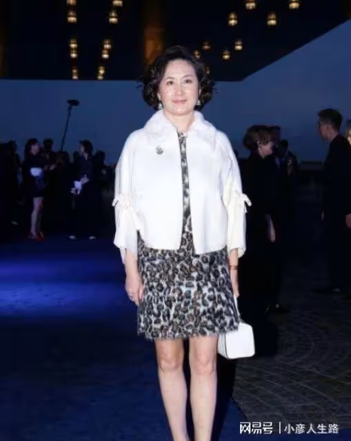 李嘉欣與何超瓊同台,終於見識到了女明星與真豪門的差距有多大了