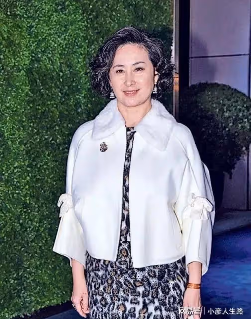 李嘉欣與何超瓊同台,終於見識到了女明星與真豪門的差距有多大了