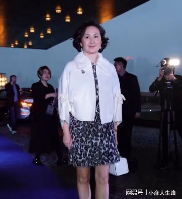 李嘉欣與何超瓊同台,終於見識到了女明星與真豪門的差距有多大了