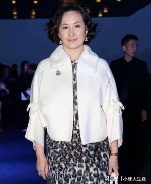 李嘉欣與何超瓊同台,終於見識到了女明星與真豪門的差距有多大了