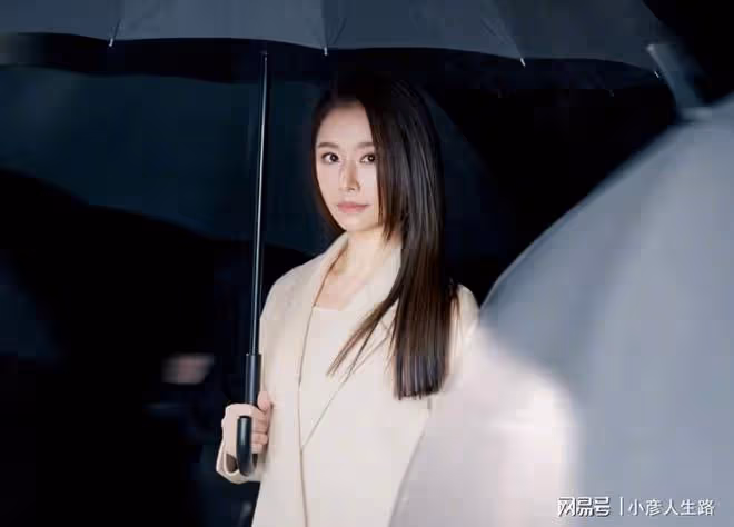 林心如穿浪姐3同款高定，戴芭比粉手套踩恨天高，3W包被指像20元