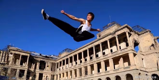 甄子丹超過李小龍,趙冀龍稱他把凌空三腳踢到極致,沒幾人能做到