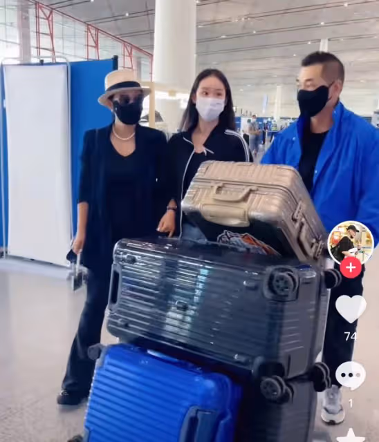 趙文卓一家現身機場，大女兒拎近3萬元包，身高已超媽媽長腿吸睛