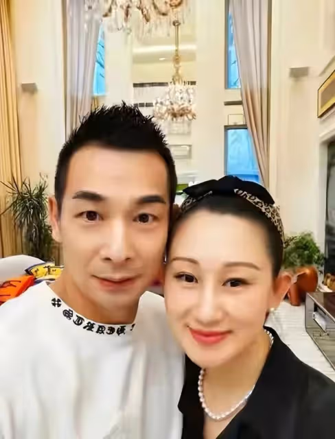 趙文卓一家現身機場，大女兒拎近3萬元包，身高已超媽媽長腿吸睛