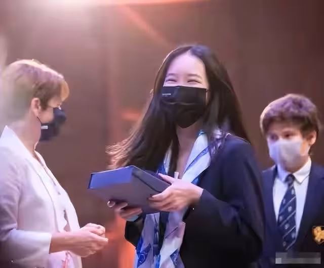 趙文卓一家現身機場，大女兒拎近3萬元包，身高已超媽媽長腿吸睛