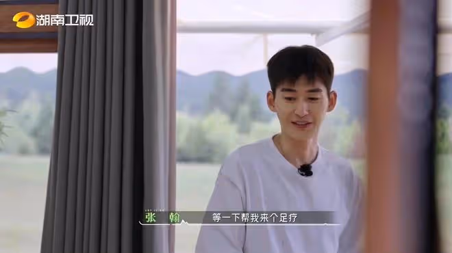 張翰錄綜藝惹爭議，襪子9天不洗仍繼續穿，一旁容祖兒趕忙後退