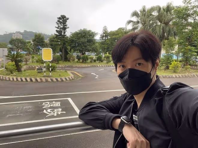 41歲男星負債百萬又失業，為生計兼職開計程車，兒子才剛滿1歲