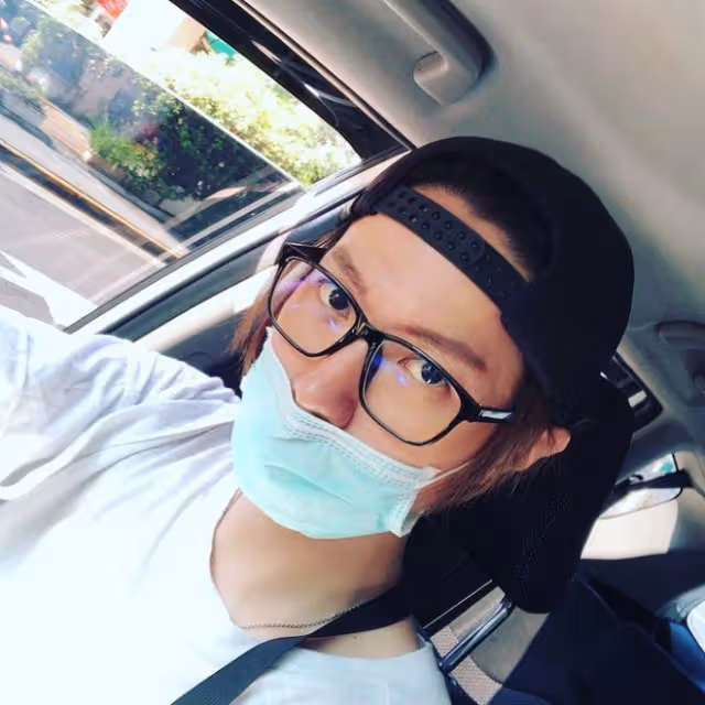41歲男星負債百萬又失業，為生計兼職開計程車，兒子才剛滿1歲