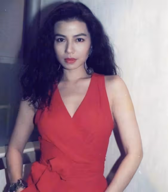 鐘楚紅：劉德華心中的理想妻子，放棄事業為愛隱退，相敬如賓二十年，丈夫彌留之際勸她另覓良人，她卻發誓終身不嫁