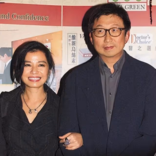 鐘楚紅：劉德華心中的理想妻子，放棄事業為愛隱退，相敬如賓二十年，丈夫彌留之際勸她另覓良人，她卻發誓終身不嫁