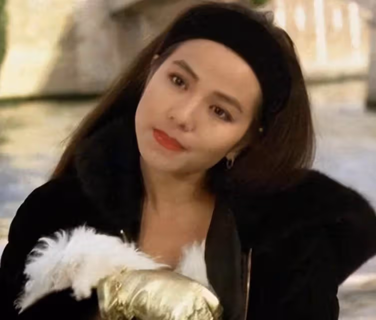 鐘楚紅：劉德華心中的理想妻子，放棄事業為愛隱退，相敬如賓二十年，丈夫彌留之際勸她另覓良人，她卻發誓終身不嫁