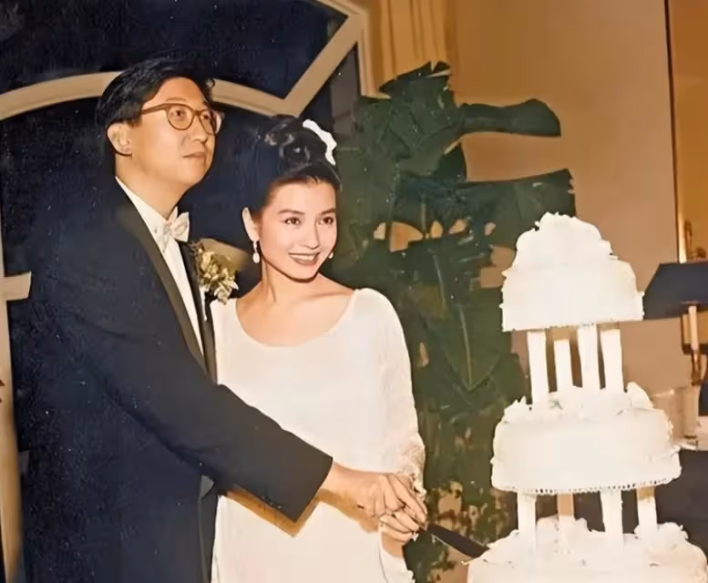 鐘楚紅：劉德華心中的理想妻子，放棄事業為愛隱退，相敬如賓二十年，丈夫彌留之際勸她另覓良人，她卻發誓終身不嫁