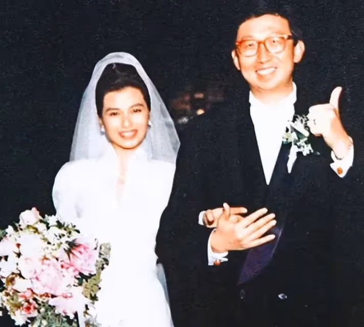 鐘楚紅：劉德華心中的理想妻子，放棄事業為愛隱退，相敬如賓二十年，丈夫彌留之際勸她另覓良人，她卻發誓終身不嫁