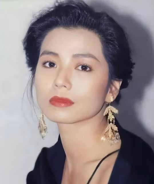 鐘楚紅：劉德華心中的理想妻子，放棄事業為愛隱退，相敬如賓二十年，丈夫彌留之際勸她另覓良人，她卻發誓終身不嫁