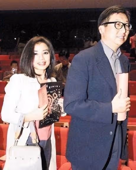 鐘楚紅：劉德華心中的理想妻子，放棄事業為愛隱退，相敬如賓二十年，丈夫彌留之際勸她另覓良人，她卻發誓終身不嫁