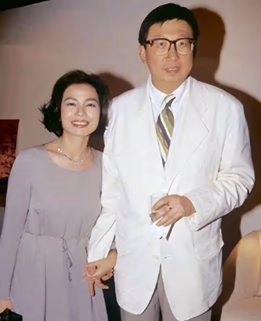 鐘楚紅：劉德華心中的理想妻子，放棄事業為愛隱退，相敬如賓二十年，丈夫彌留之際勸她另覓良人，她卻發誓終身不嫁