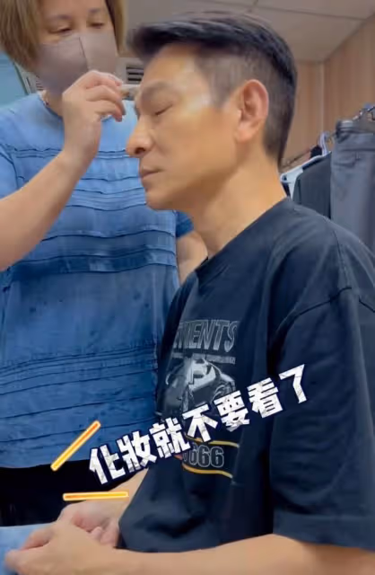 劉德華引擔憂:身形佝僂嘴唇白 走路一瘸一拐