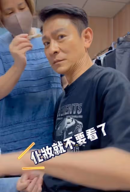 劉德華引擔憂:身形佝僂嘴唇白 走路一瘸一拐