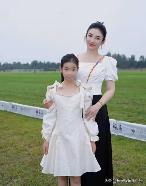 黃奕曾經那個被說丑的女兒 如今已然大變樣