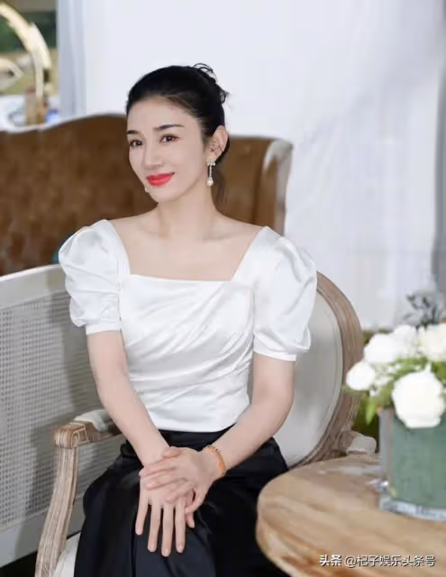 黃奕曾經那個被說丑的女兒 如今已然大變樣