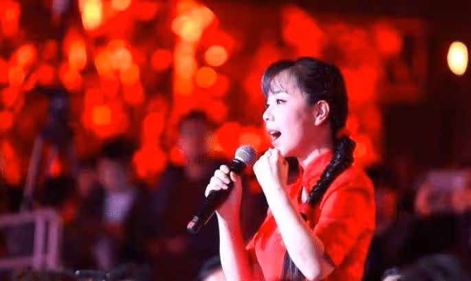 她是國家一級演員,因買不起房回到農村,如今