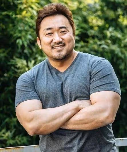曾火遍全網的「健身教練」 嫁給49歲肌肉大叔