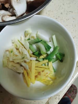 家常香菇燜雞