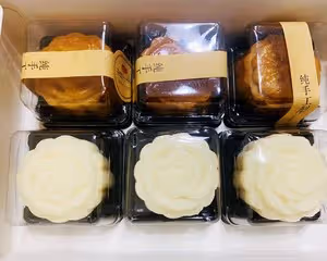 椰蓉冰皮月餅