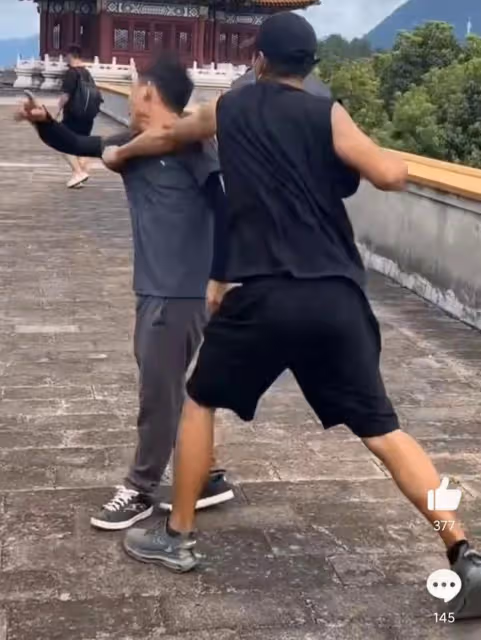 某知名劇組被曝打人!欲將代拍丟下城樓還罵髒話,被打者頭破血流