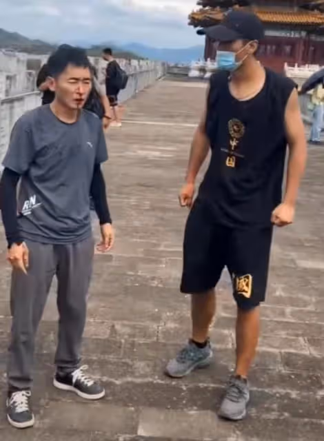 某知名劇組被曝打人!欲將代拍丟下城樓還罵髒話,被打者頭破血流