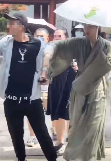 某知名劇組被曝打人!欲將代拍丟下城樓還罵髒話,被打者頭破血流