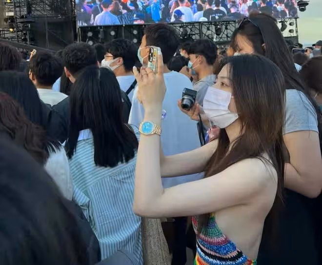 27歲徐璐被偶遇!穿大露背弔帶秀性感身材,上衣約8000手錶超45萬