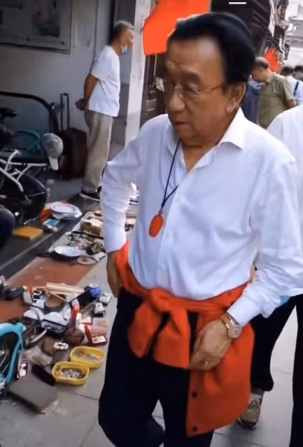 75歲侯耀華現身逛地攤,戴金表金戒大搖大擺,當街抽菸被路人圍觀