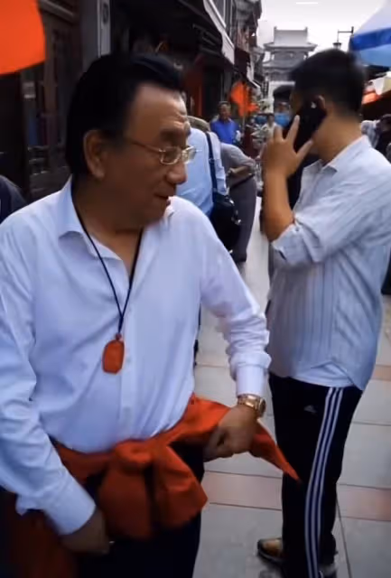 75歲侯耀華現身逛地攤,戴金表金戒大搖大擺,當街抽菸被路人圍觀