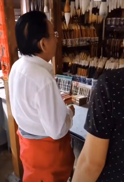 75歲侯耀華現身逛地攤,戴金表金戒大搖大擺,當街抽菸被路人圍觀
