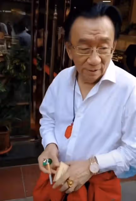 75歲侯耀華現身逛地攤,戴金表金戒大搖大擺,當街抽菸被路人圍觀