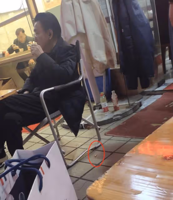 75歲侯耀華現身逛地攤,戴金表金戒大搖大擺,當街抽菸被路人圍觀