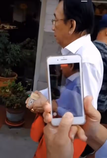 75歲侯耀華現身逛地攤,戴金表金戒大搖大擺,當街抽菸被路人圍觀