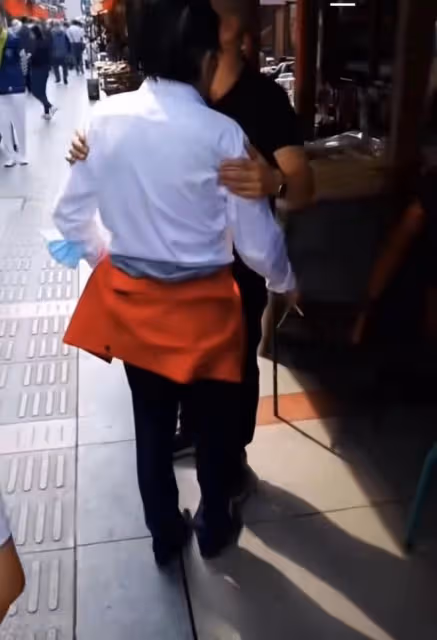 75歲侯耀華現身逛地攤,戴金表金戒大搖大擺,當街抽菸被路人圍觀