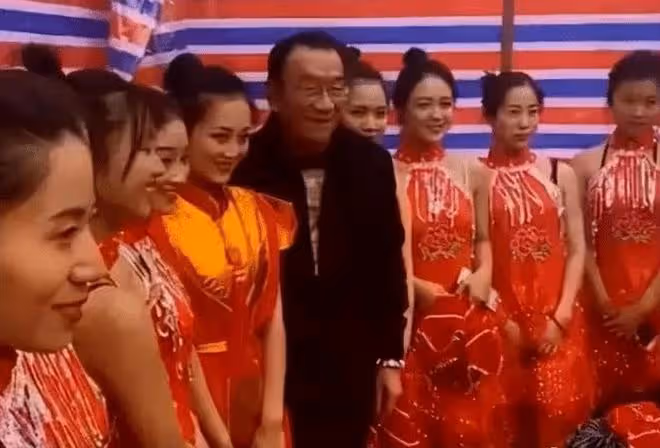 75歲侯耀華現身逛地攤,戴金表金戒大搖大擺,當街抽菸被路人圍觀
