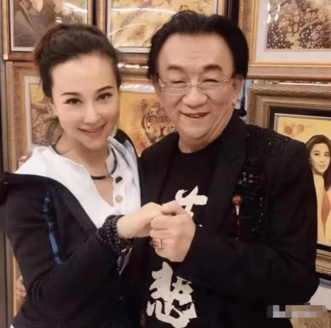 75歲侯耀華現身逛地攤,戴金表金戒大搖大擺,當街抽菸被路人圍觀