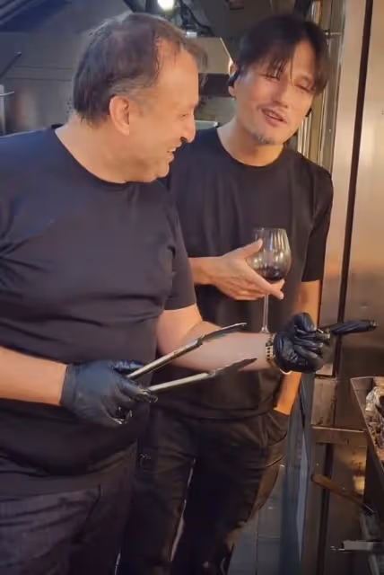 47歲港星尹子維長居內地!吃牛扒喝紅酒太享受,被贊普通話說得好