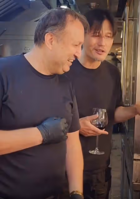 47歲港星尹子維長居內地!吃牛扒喝紅酒太享受,被贊普通話說得好