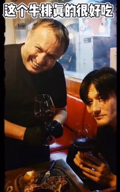 47歲港星尹子維長居內地!吃牛扒喝紅酒太享受,被贊普通話說得好