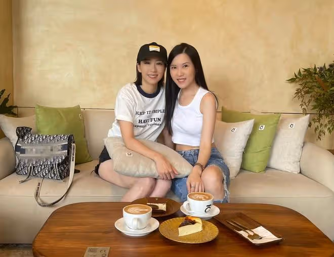 王晶女兒現身浙江,穿背心破洞褲身材凹凸有致,喝茅台咖啡太愜意